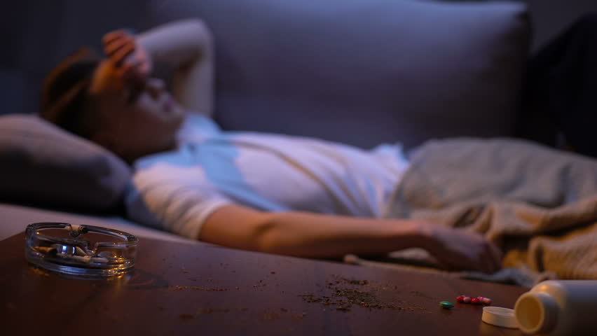 Junges Mädchen masturbiert auf dem Sofa Junges Mädchen masturbiert auf dem Sofa